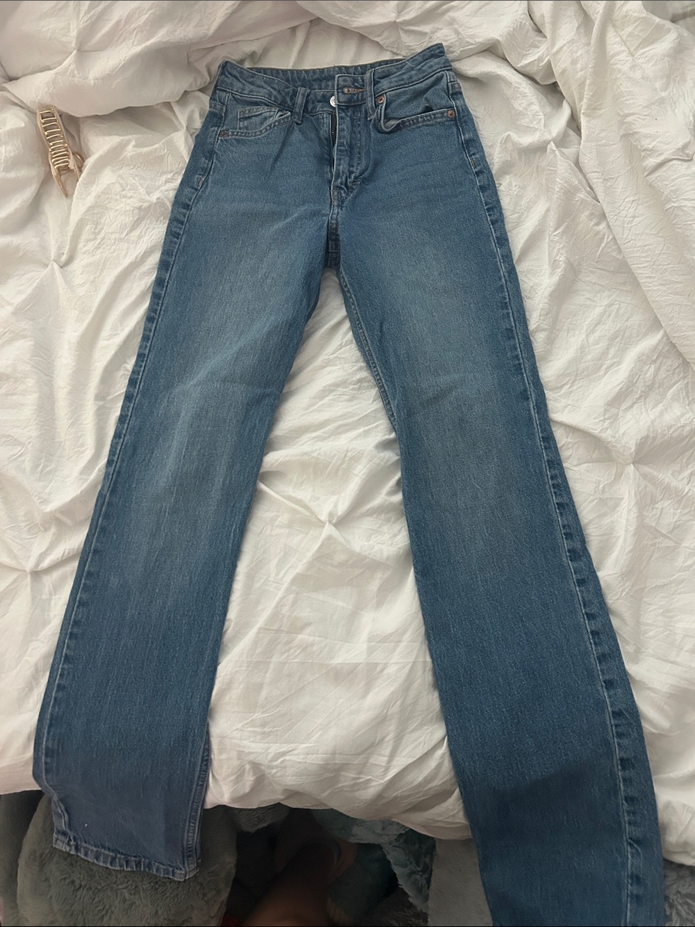 H&M Women's Straight Leg Jeans in Medium Blue Wash